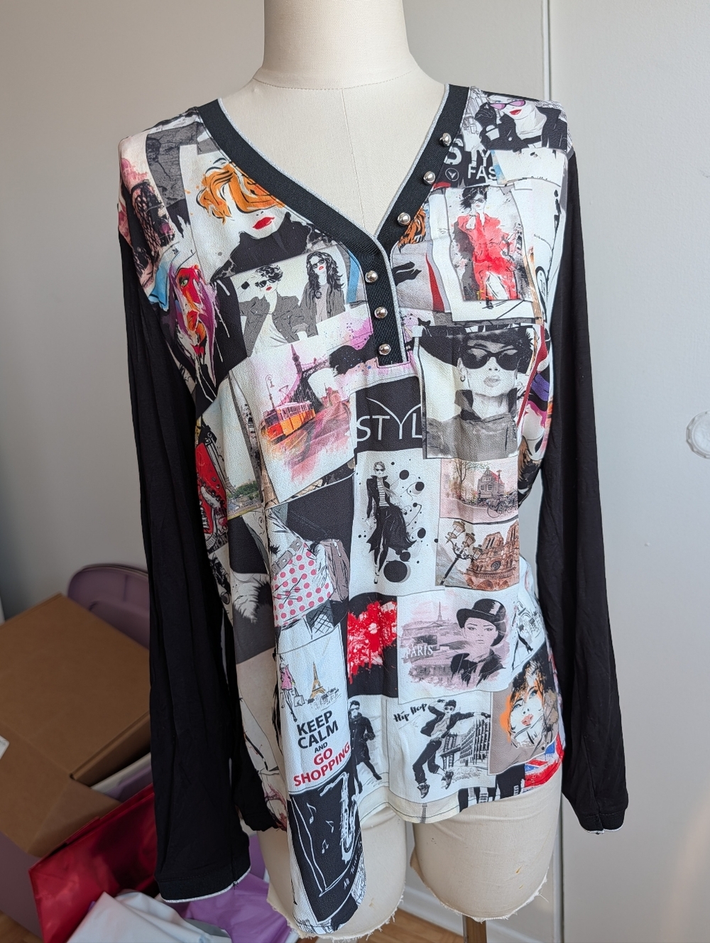 Women's Black & White Graphic V-Neck Long Sleeve Top